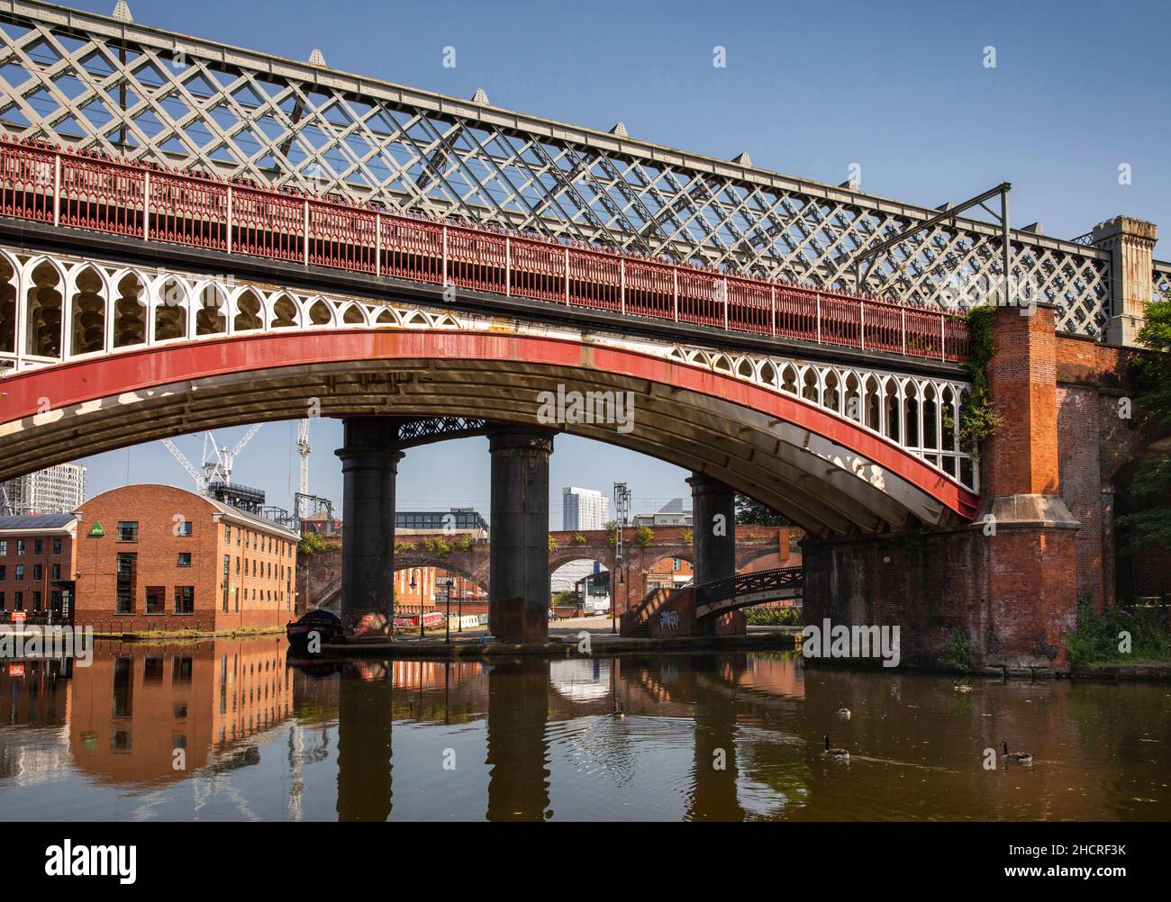 Royaume-Uni, Angleterre, Manchester, Castlefield, chemin de fer viaduc traversant le bassin du canal de Bridgewater Banque D'Images