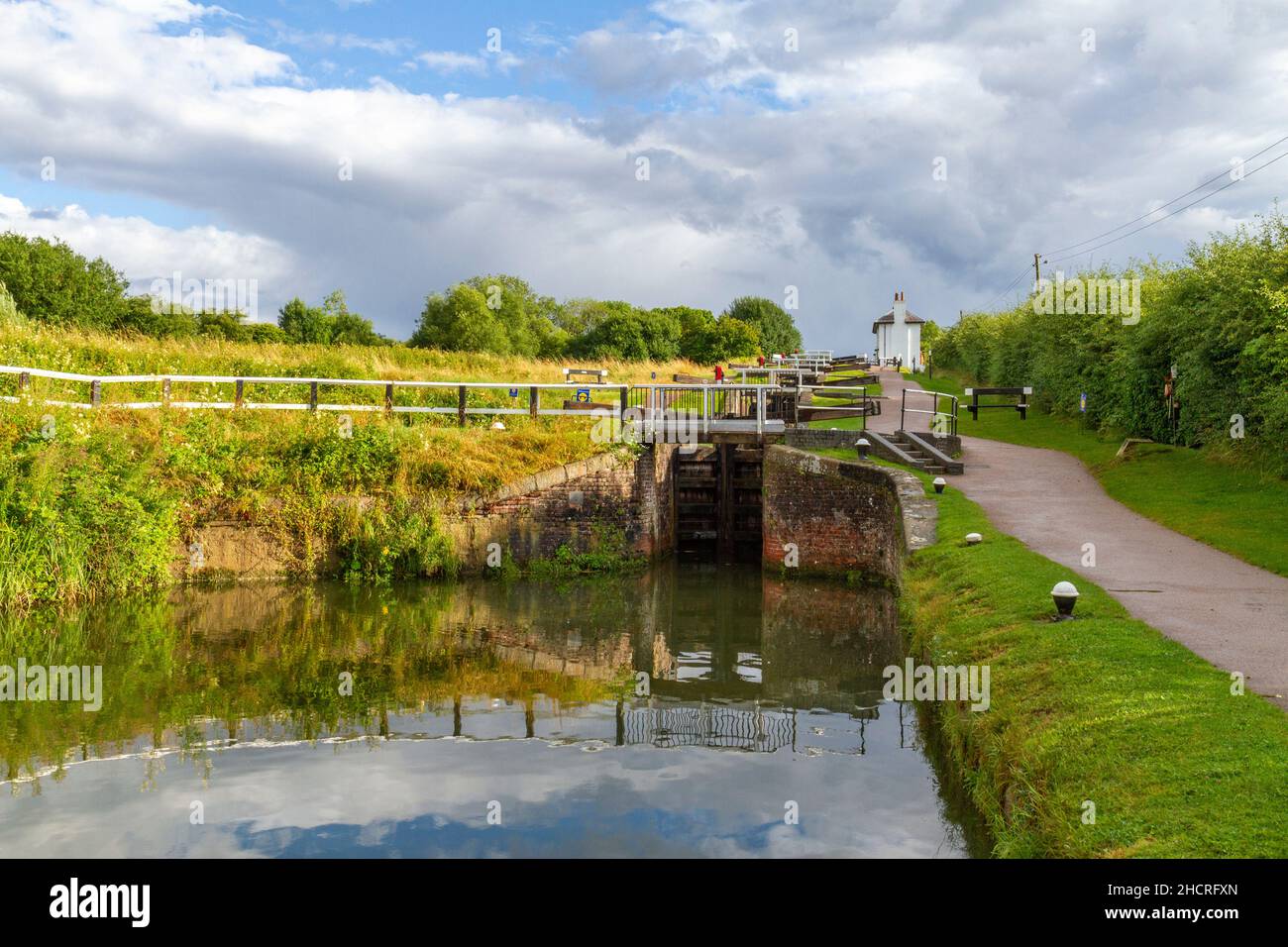 Vue sur la partie inférieure de l'escalier de Foxton Locks, sur la ligne Leicester du Grand Union Canal, Leicestershire, Royaume-Uni. Banque D'Images