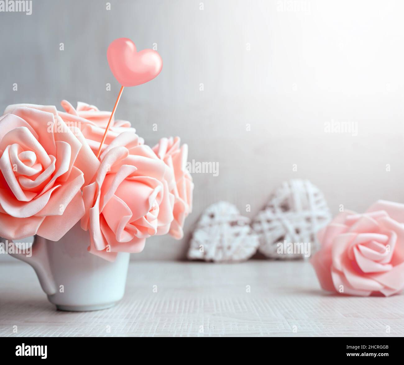 Roses, tasse et coeurs sur fond gris.Concept de vacances.Saint-Valentin. Banque D'Images