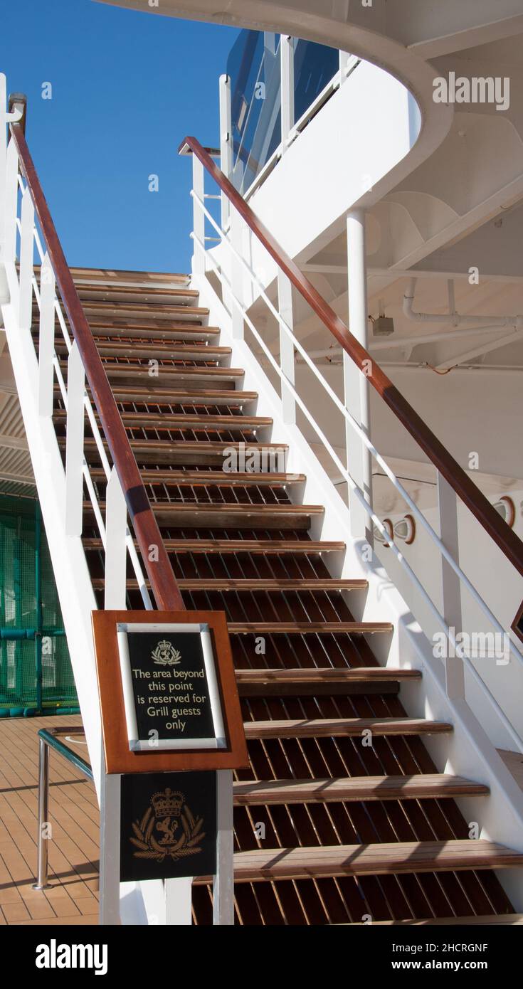 Panneau d'accès restreint ou réservé à la zone des passagers des grils sur le bateau de croisière Cunard Queen Elizabeth Banque D'Images
