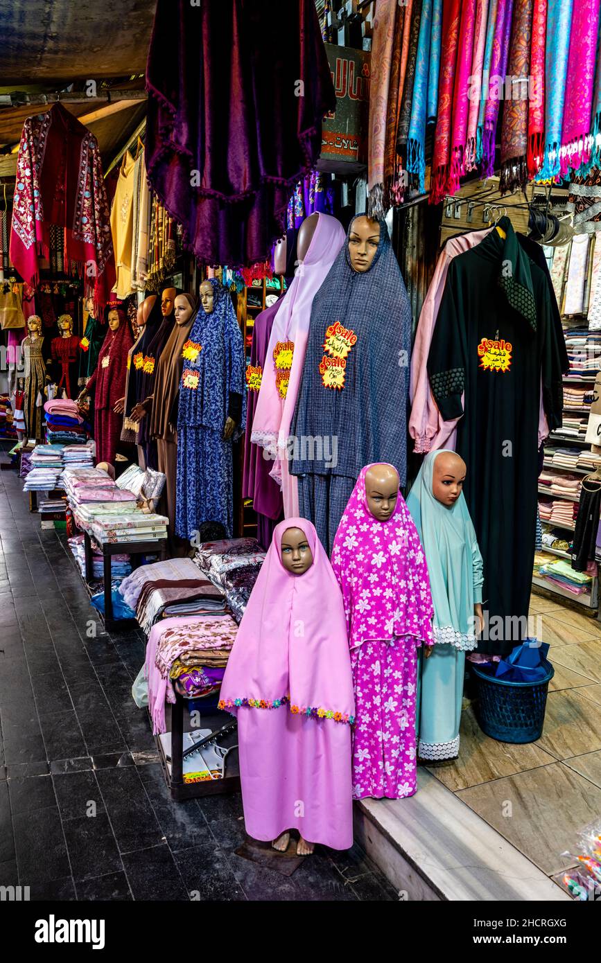 Un magasin de vetements colores pour femmes dans le centre ville d Amman Amman Jordanie Photo Stock Alamy