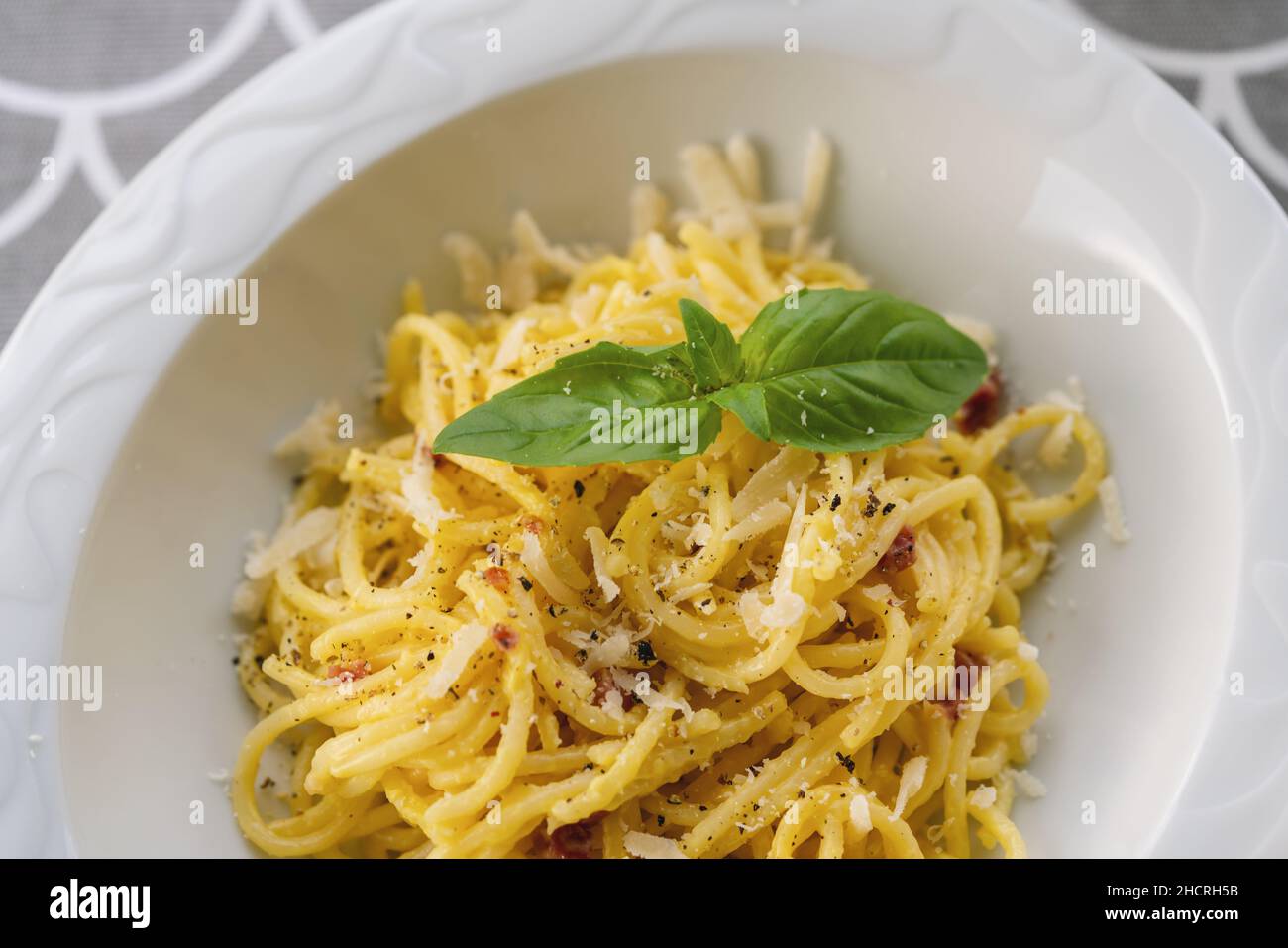 Les pâtes Carbonara, spaghetti à la pancetta, l'oeuf dur, le parmesan et la crème. La cuisine traditionnelle italienne. Pasta alla carbonara Banque D'Images