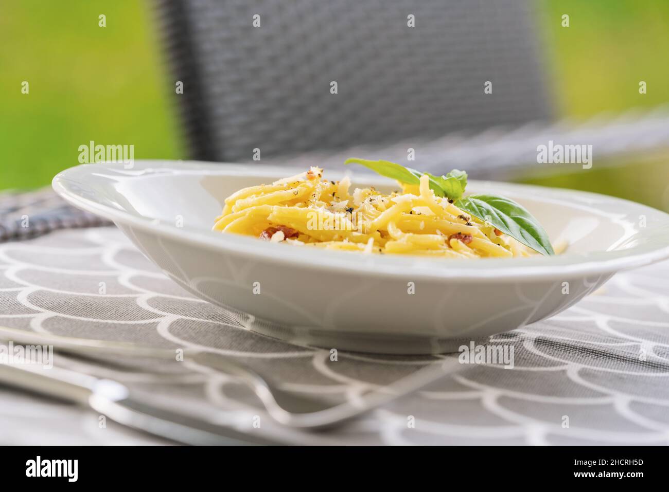 Pâtes Carbonara, spaghetti à la pancetta, œufs, parmesan dur et sauce à la crème. Sur une table à l'extérieur Banque D'Images