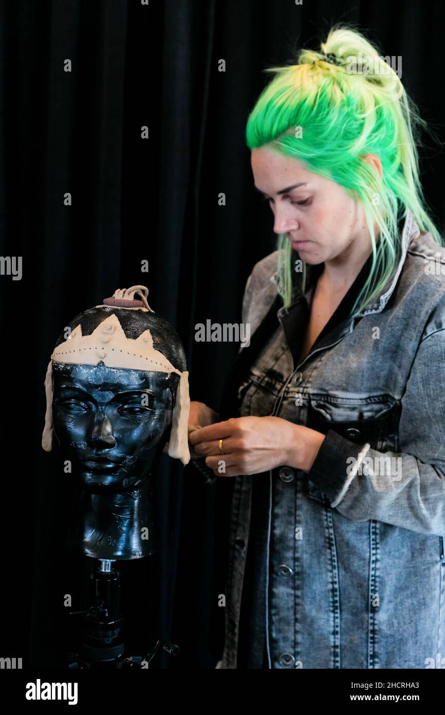 Cape Town, Afrique du Sud - 19 avril 2021 : atelier de construction d'équipes pour les coiffeurs qui font des sculptures en argile de styles de cheveux sur mannequin Banque D'Images