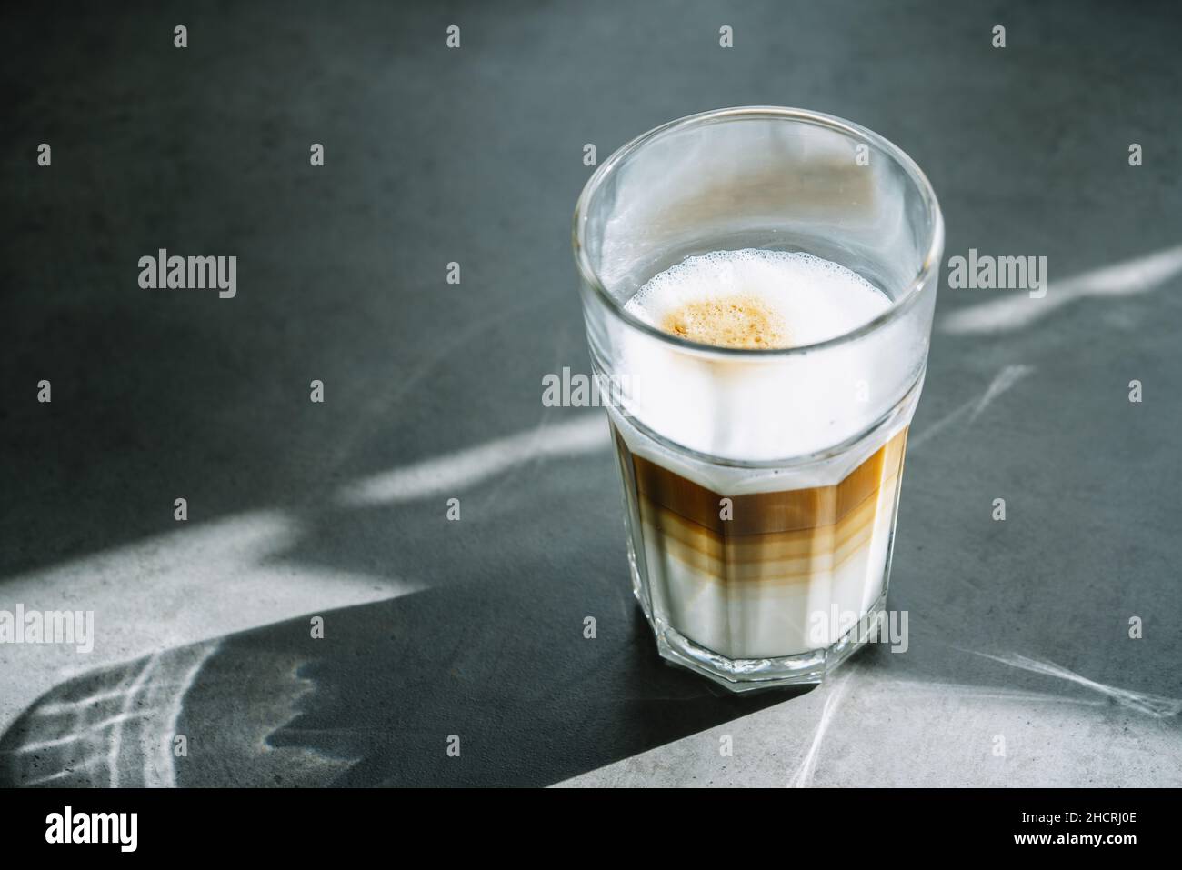 latte macchiato dans un verre dans un restaurant Banque D'Images