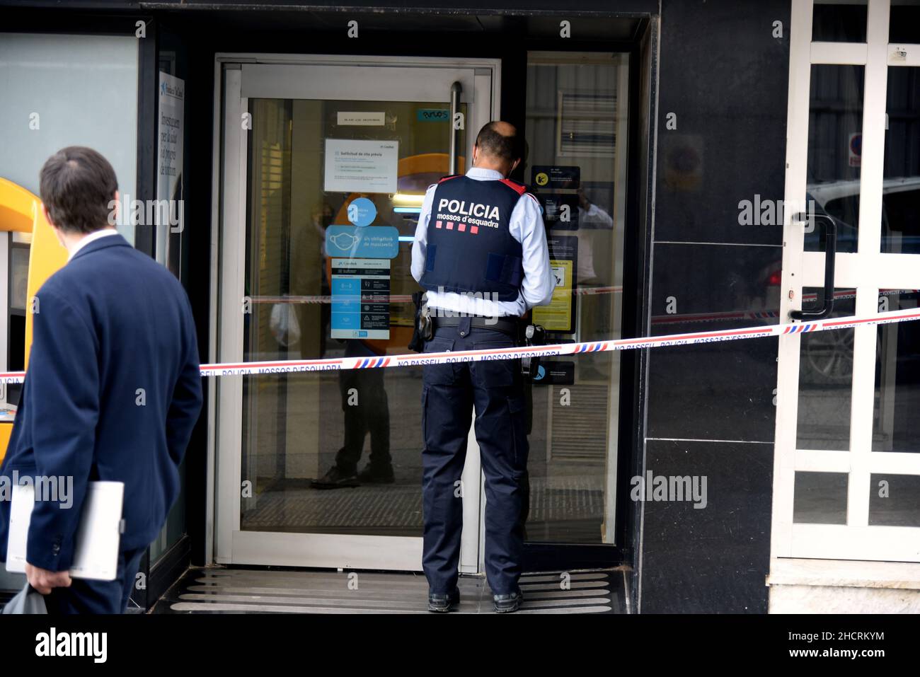 Vendrell, Espagne.31st décembre 2021.Un agent de la police catalane assure l'entrée du bureau de CaixaBank sur la scène du cambriqueA homme avec un couteau effectue un vol dans un bureau de la banque CaixaBank à El Vendrell (Tarragona Espagne)fuyant avec une collection qui n'a pas encore été déterminée par les responsables de la banque.La police catalane examine la scène du vol et recherche les empreintes digitales du voleur.Crédit : SOPA Images Limited/Alamy Live News Banque D'Images