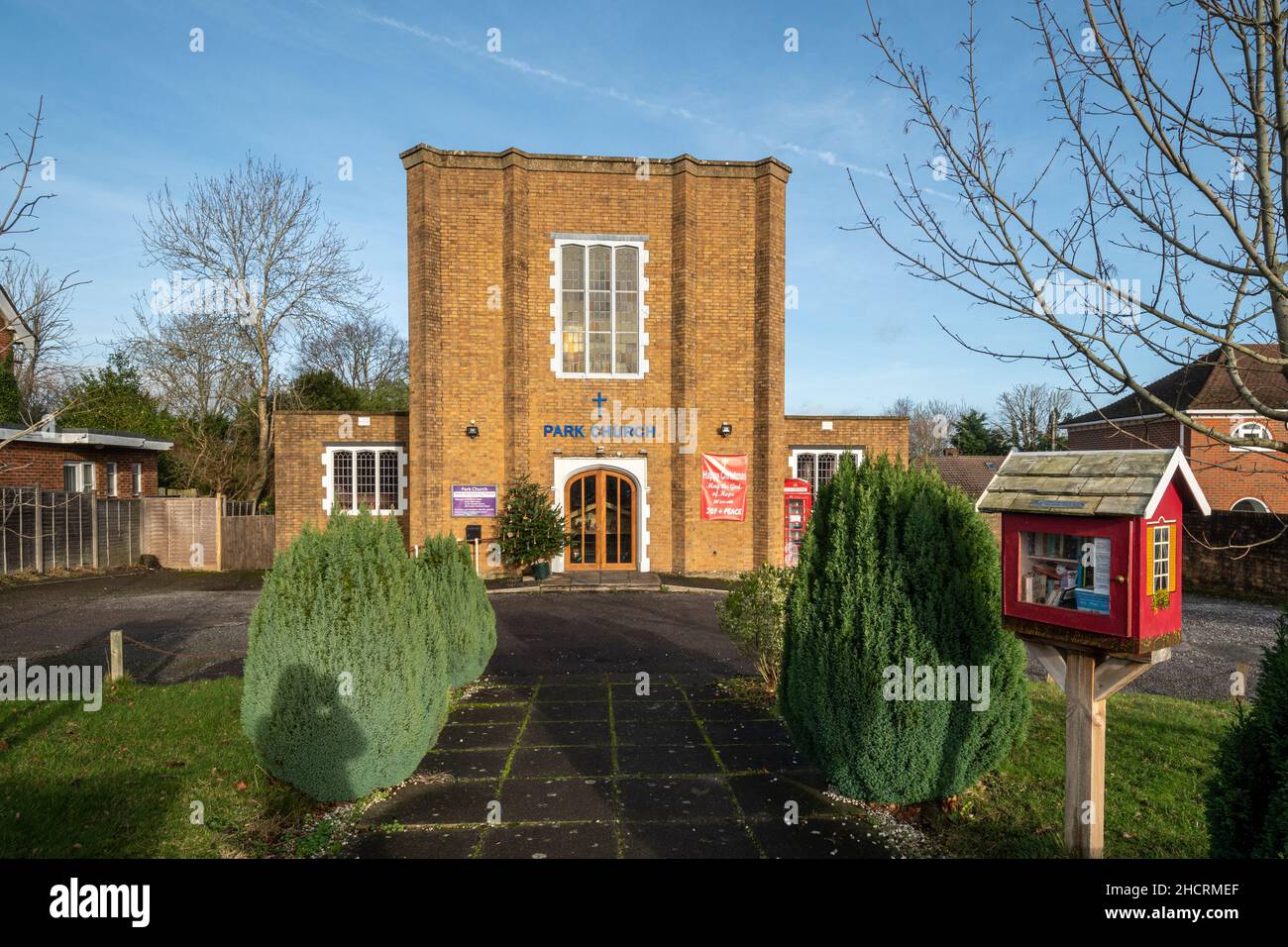 Park Church, une église évangélique avec une mini bibliothèque gratuite à l'extérieur, à Aldershot, Hampshire, Angleterre, Royaume-Uni Banque D'Images