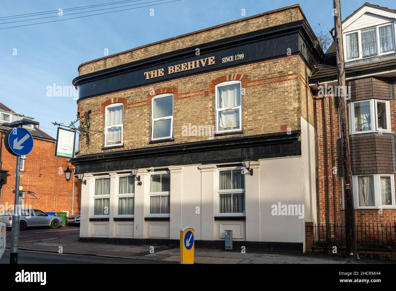 The Beehive Pub à Aldershot, Hampshire, Angleterre, Royaume-Uni.Pub de style architectural ancien, fermé en permanence en 2014. Banque D'Images