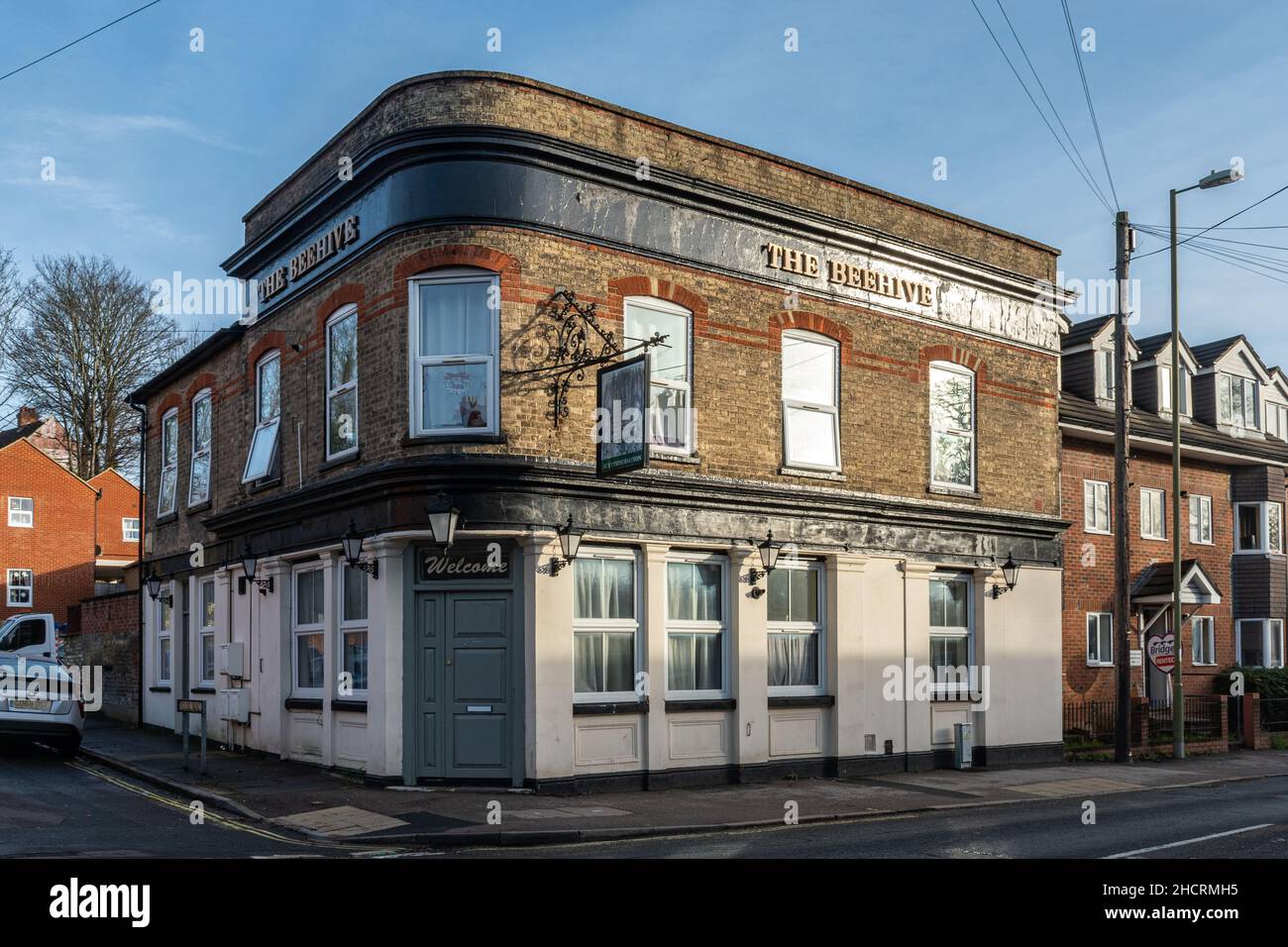 The Beehive Pub à Aldershot, Hampshire, Angleterre, Royaume-Uni.Pub de style architectural ancien, fermé en permanence en 2014. Banque D'Images