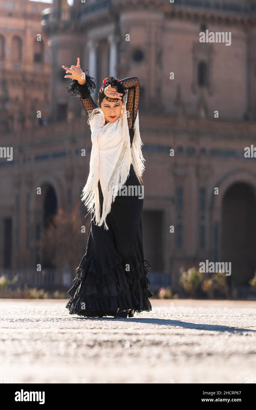 Danseur de flamenco dansant avec passion sur une place Banque D'Images