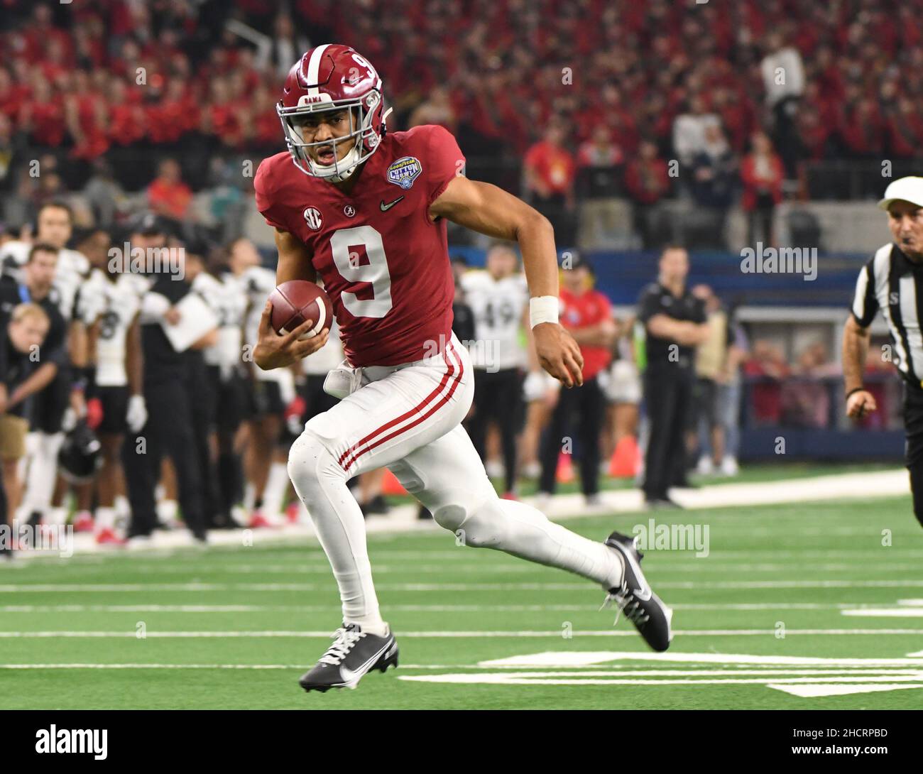 Arlington, États-Unis.31st décembre 2021.Alabama qarterback Bryca Young brouillage Cincinnati dans le Cotton Bowl Classic 2021, l'un des matchs sémifinaux du College football Playoff, le samedi 31 décembre 2021 au AT&T Stadium d'Arlington, Texas.Photo de Ian Halperin/UPI crédit: UPI/Alay Live News Banque D'Images