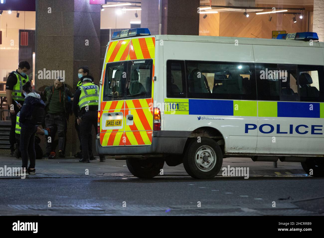 Édimbourg, Royaume-Uni.31 décembre 2021.Edinburgh Hogmanay a été annulé en raison de l'augmentation de la variante COVID omicron; Princess Street est l'attraction principale dans cette célébration.Photo : la police a interrogé un membre du public.Pic Credit: Pako Mera/Alay Live News Banque D'Images