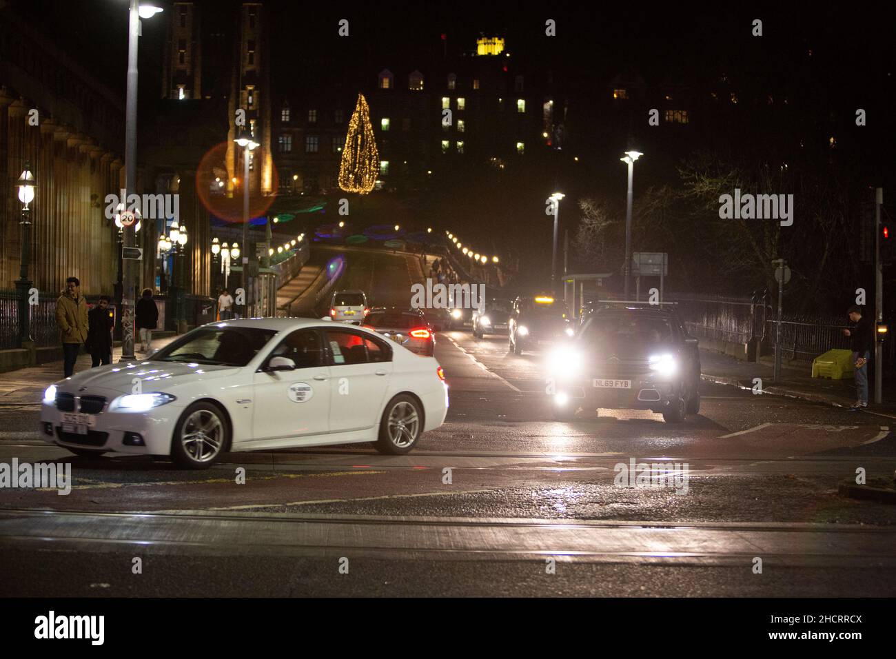 Édimbourg, Royaume-Uni.31 décembre 2021.Edinburgh Hogmanay a été annulé en raison de l'augmentation de la variante COVID omicron; Princess Street est l'attraction principale dans cette célébration.Photo : taxis traversant Princess Street.Pic Credit: Pako Mera/Alay Live News Banque D'Images