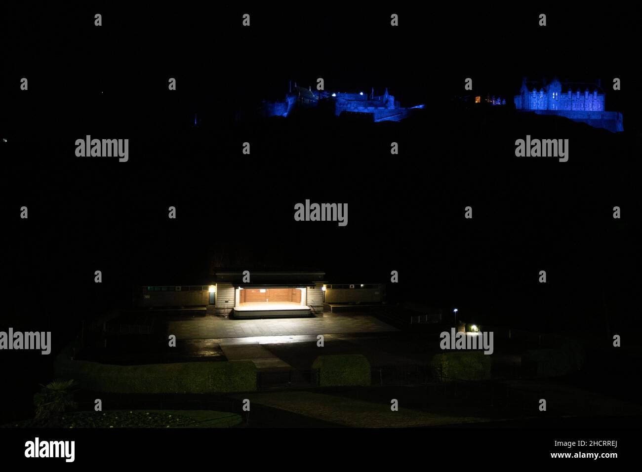 Édimbourg, Royaume-Uni.31 décembre 2021.Edinburgh Hogmanay a été annulé en raison de l'augmentation de la variante COVID omicron; Princess Street est l'attraction principale dans cette célébration.Photo : Ross Bandstand vide et le château d'Édimbourg en arrière-plan.Pic Credit: Pako Mera/Alay Live News Banque D'Images