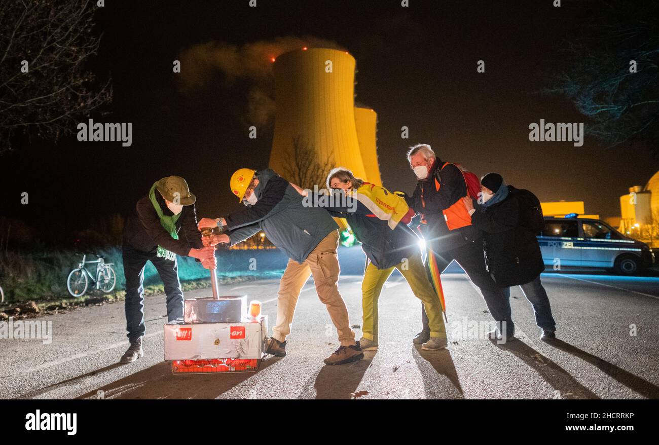 Emmerthal, Allemagne.31st décembre 2021.Les militants anti-nucléaires célèbrent l'arrêt de la centrale nucléaire de Grohnde à la veille du nouvel an avec un levier de réplique.Après environ 36 ans, la centrale nucléaire de Grohnde dans la région de Weserbergland, près de Hamelin, a finalement été mise hors du réseau.Credit: Julian Stratenschulte/dpa/Alay Live News Banque D'Images