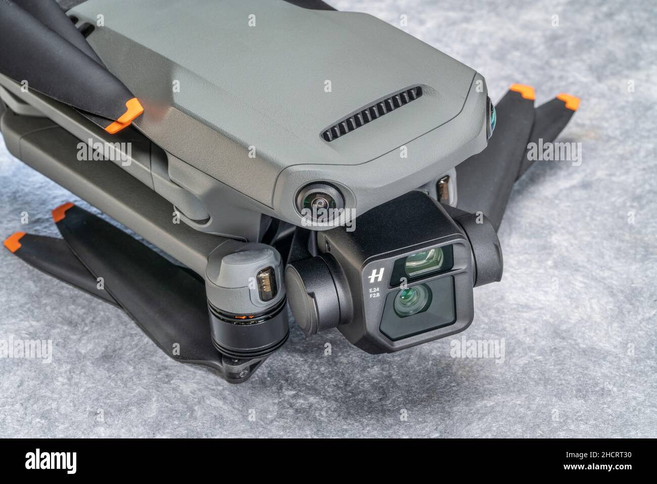 Fort Collins, CO, Etats-Unis - 23 décembre 2021: Front end du nouveau DJI, drone pliable grand public - Mavic 3 avec la double caméra de Hasselblad. Banque D'Images