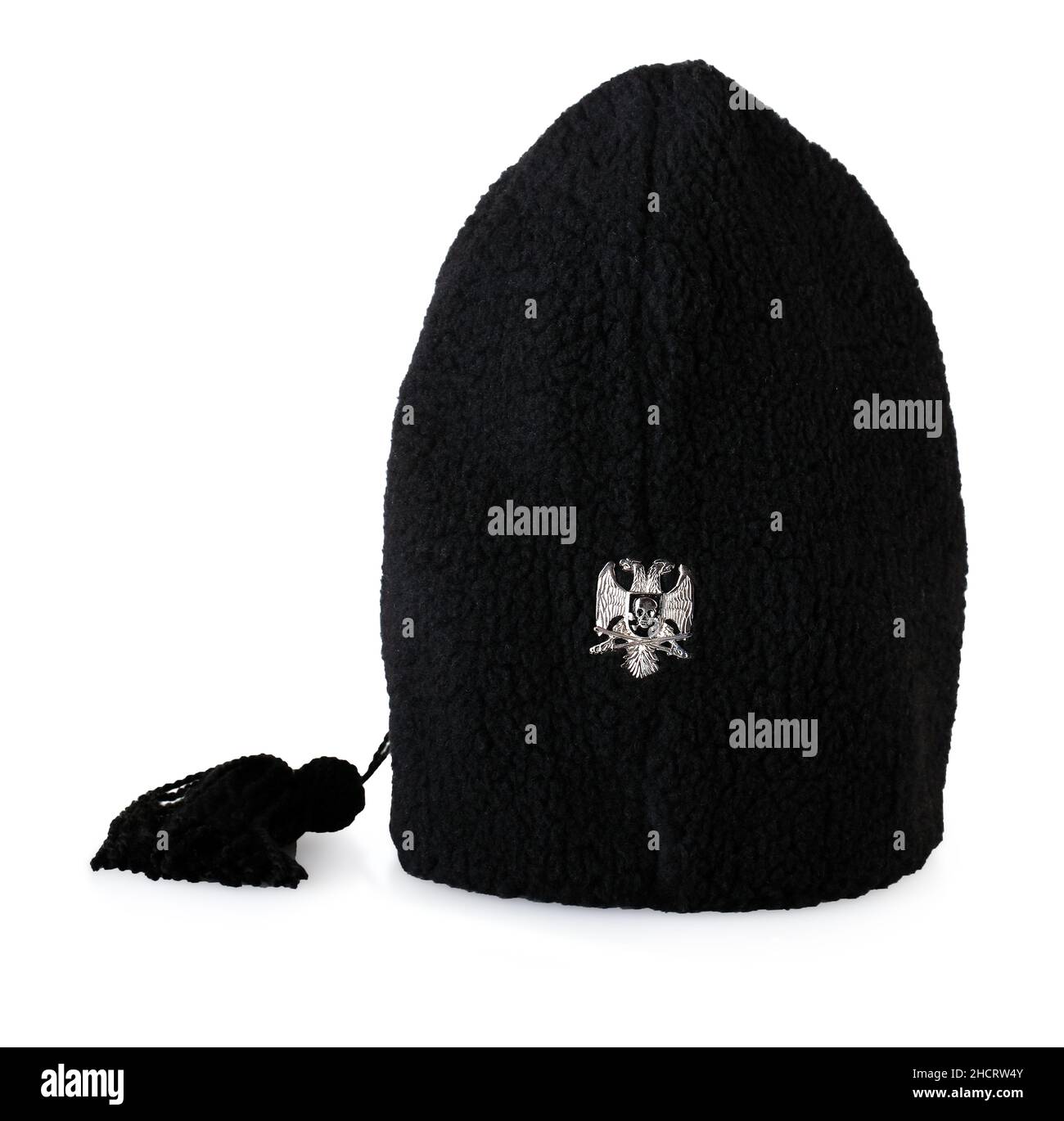Chapeau ethnique militaire traditionnel à fourrure avec armoiries serbes isolées Banque D'Images