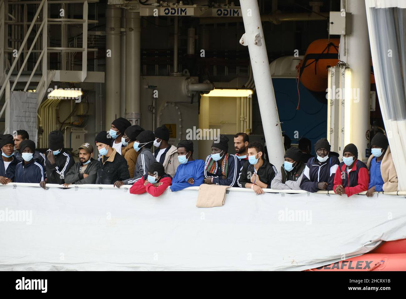 Augusta, Sicile, Italie, 29 décembre le navire de secours humanitaire Geo Barents de MSF débarque à Augusta avec 558 migrants à bord le 2021.le navire est parti le 15 décembre et a effectué huit sauvetages, ont déclaré des médecins sans frontières. Banque D'Images