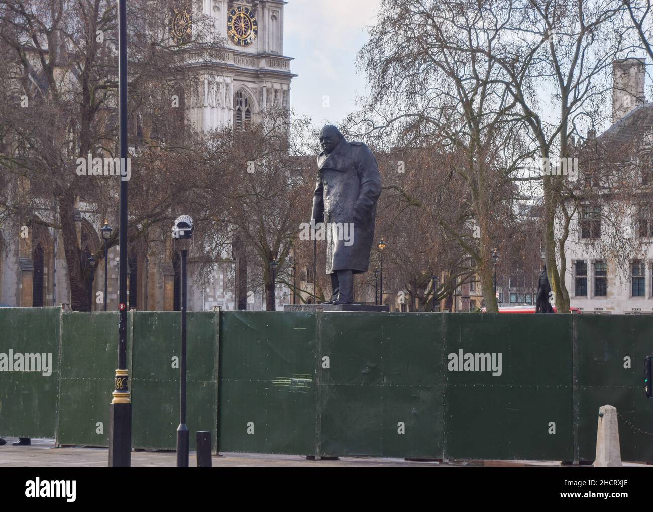 Londres, Royaume-Uni 31st décembre 2021.De grandes barrières ont été érigées autour de la place du Parlement pour empêcher les gens de se rassembler pour la Saint-Sylvestre, alors que la variante Omicron du coronavirus se propage dans le monde entier. Banque D'Images