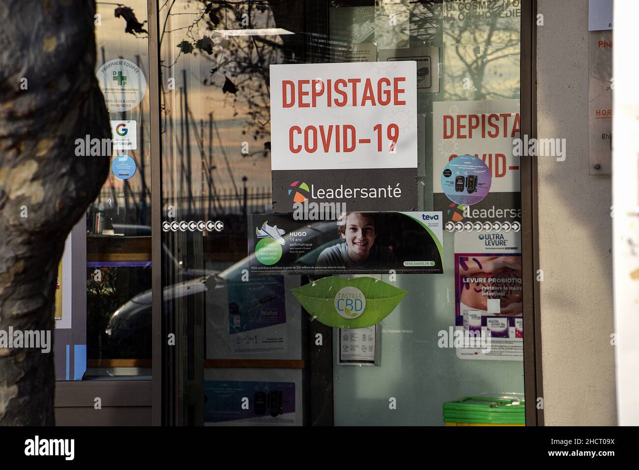 Marseille, France.30th décembre 2021.Un écriteau est visible sur la fenêtre de l'entrée de la pharmacie de l'Estaque qui dit « Covid-19 ».À la fin de l'année, les autorités sanitaires invitent toutes les personnes vaccinées ou non vaccinées à effectuer un test Covid-19 et un test d'antigène, réaction en chaîne de la polymérase « PCR » dans les heures précédant les vacances.Crédit : SOPA Images Limited/Alamy Live News Banque D'Images