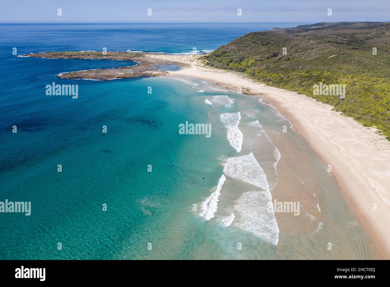 Vue aérienne de la magnifique plage de Moonee à Catherine Hill Bay sur la côte centrale de Nouvelle-Galles du Sud en Australie Banque D'Images