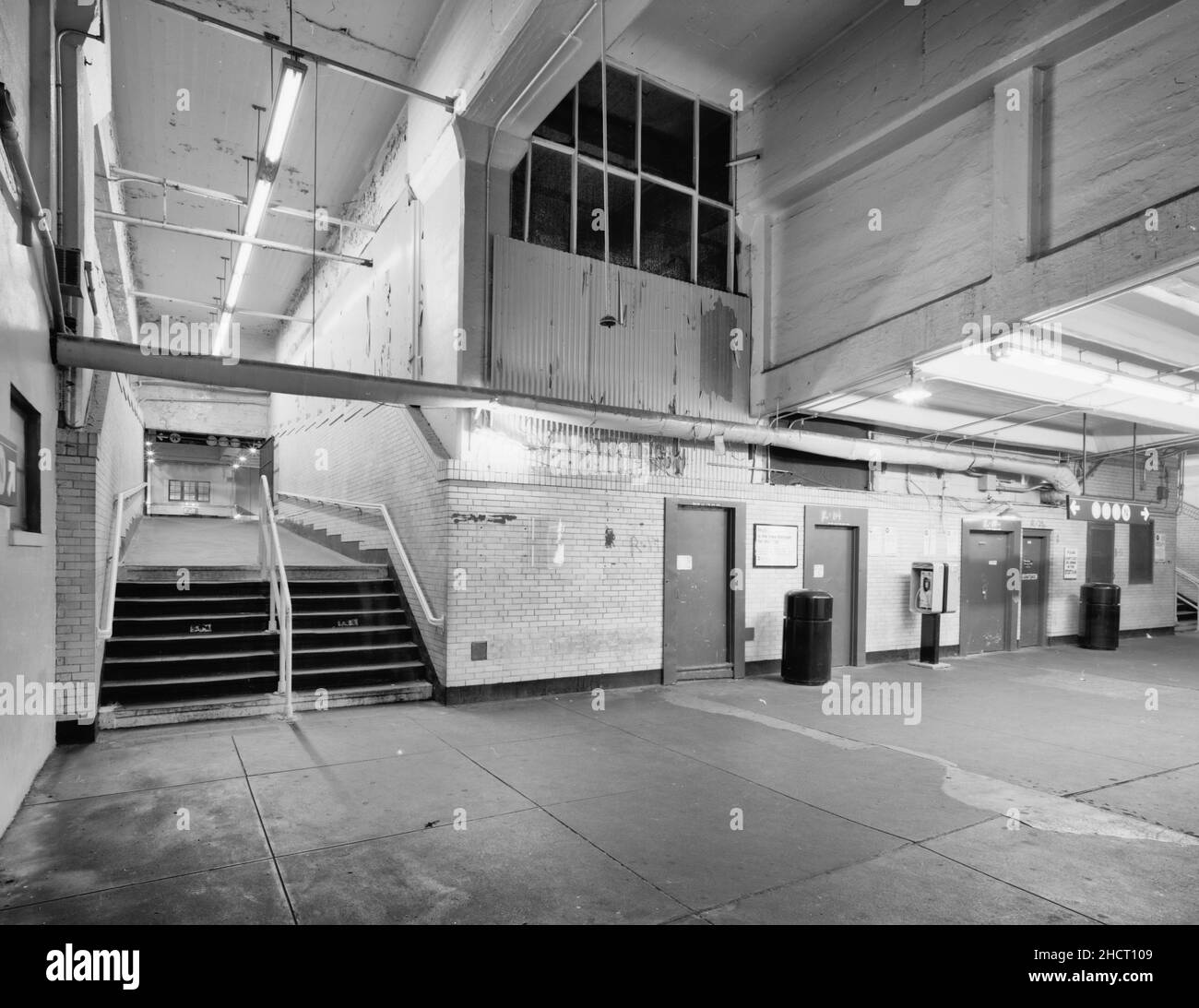 Zone au niveau de la rue à l'intérieur des portes du kiosque à jetons.Vue sur le sud-ouest.- Stillwell Avenue Station, intersection de Stillwell & Surf avenues, Brooklyn, Kings County, NY Banque D'Images