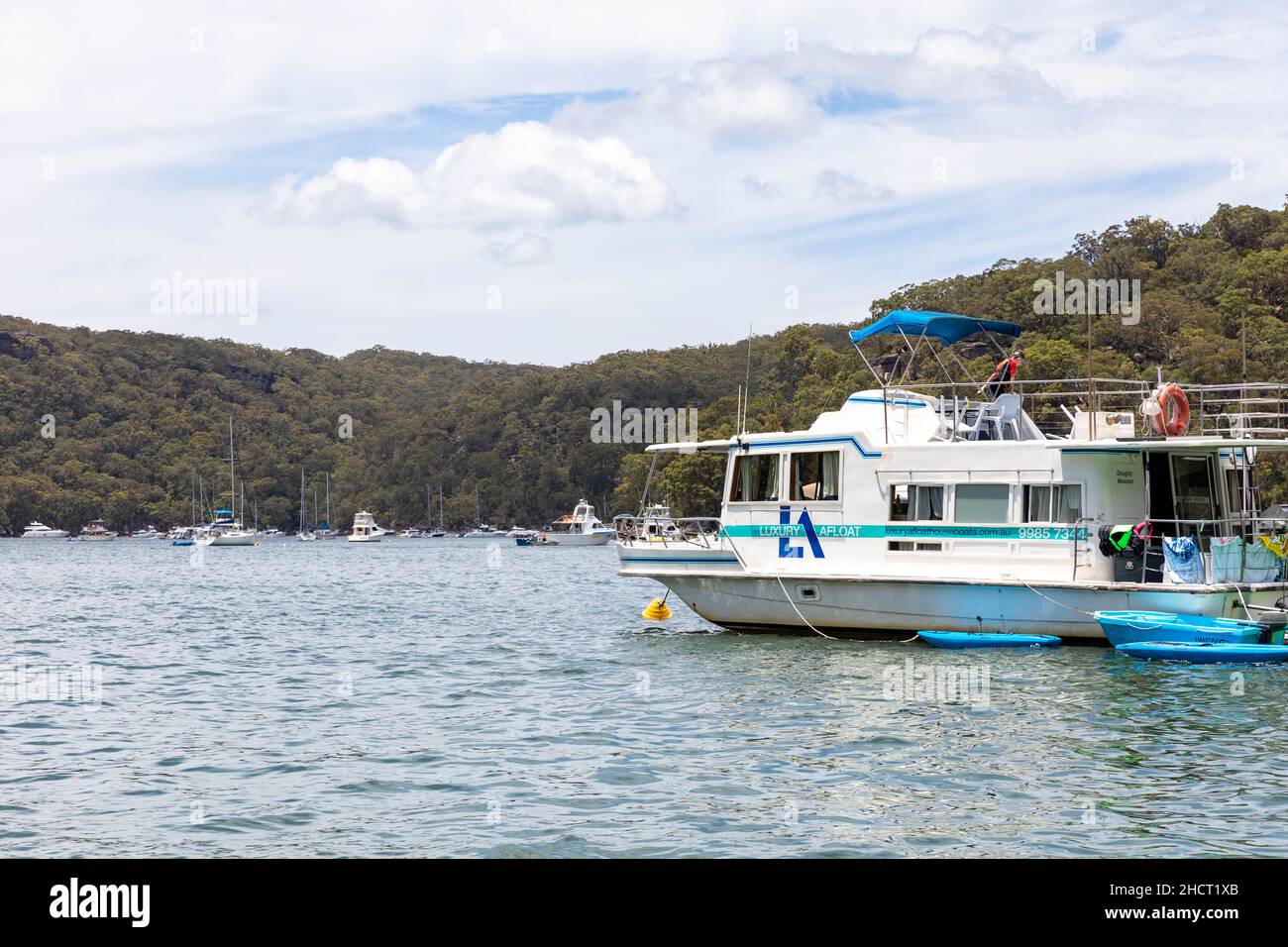 péniche de vacances sur une bouée à refuge Bay Cowans Creek, un jour d'été à Sydney, Nouvelle-Galles du Sud, Australie Banque D'Images