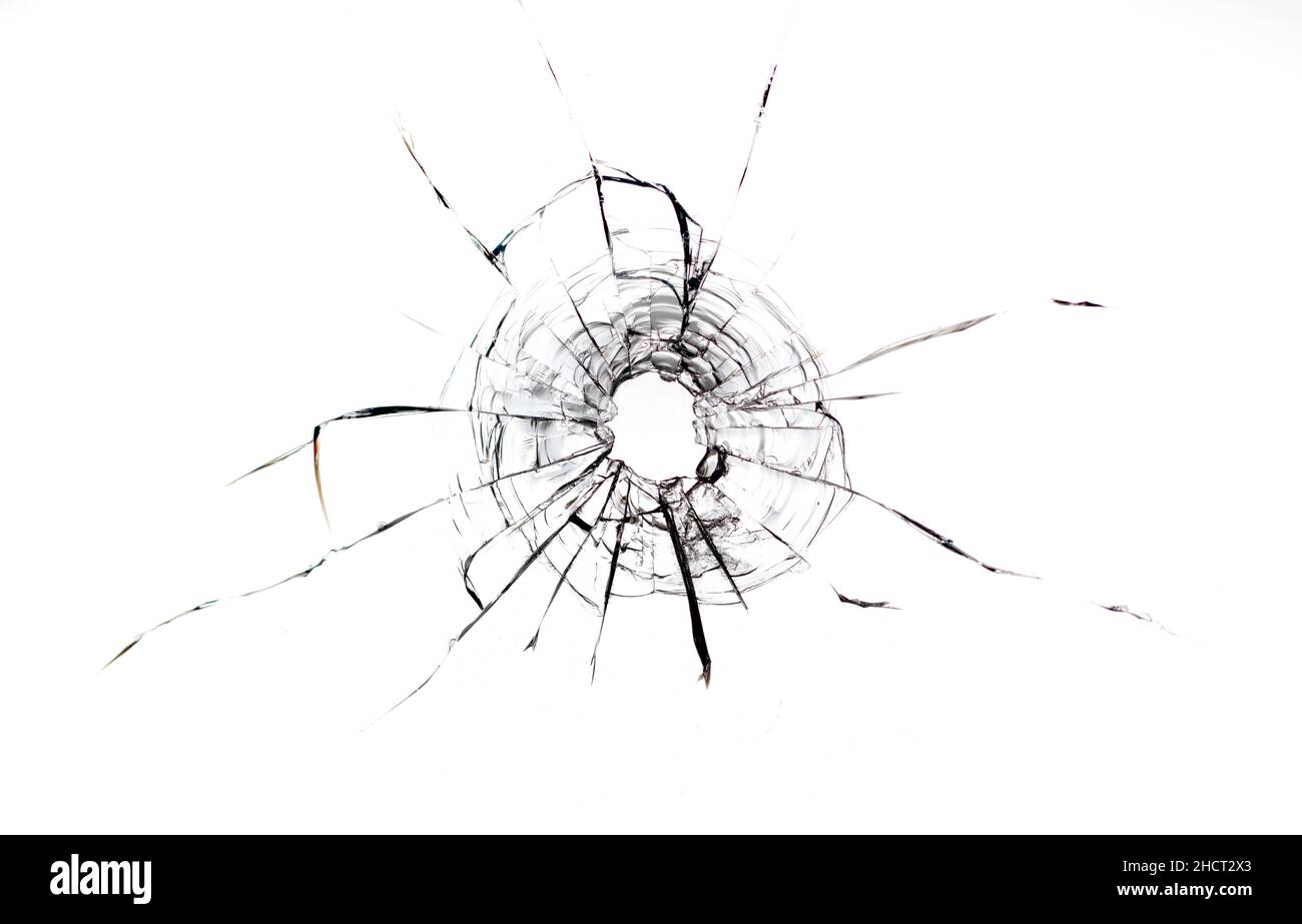Fissures dans le verre de la balle.Arrière-plan abstrait.Vitre endommagée.Fissures sur fond blanc. Banque D'Images