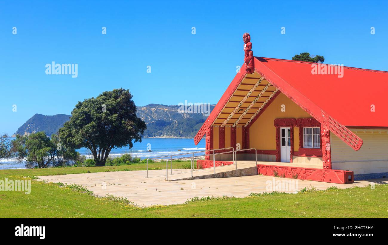 Waipiro Bay dans la région de Tairawhiti / Gisborne, Nouvelle-Zélande.La maison de rencontre d'Iritekura Marae, avec vue sur l'océan Banque D'Images