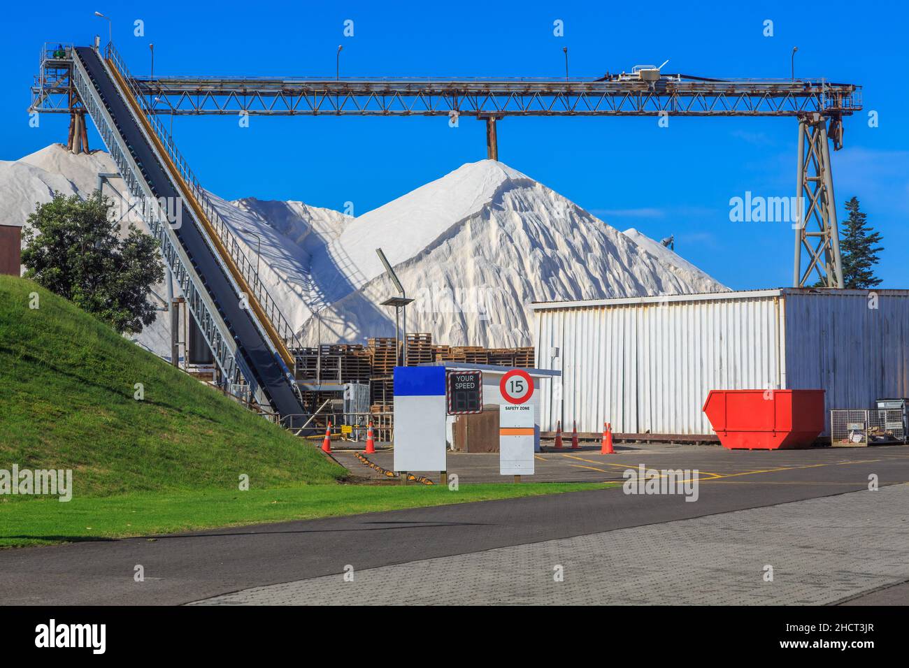 Des montagnes de sel ont été entassées dans une raffinerie de sel Banque D'Images