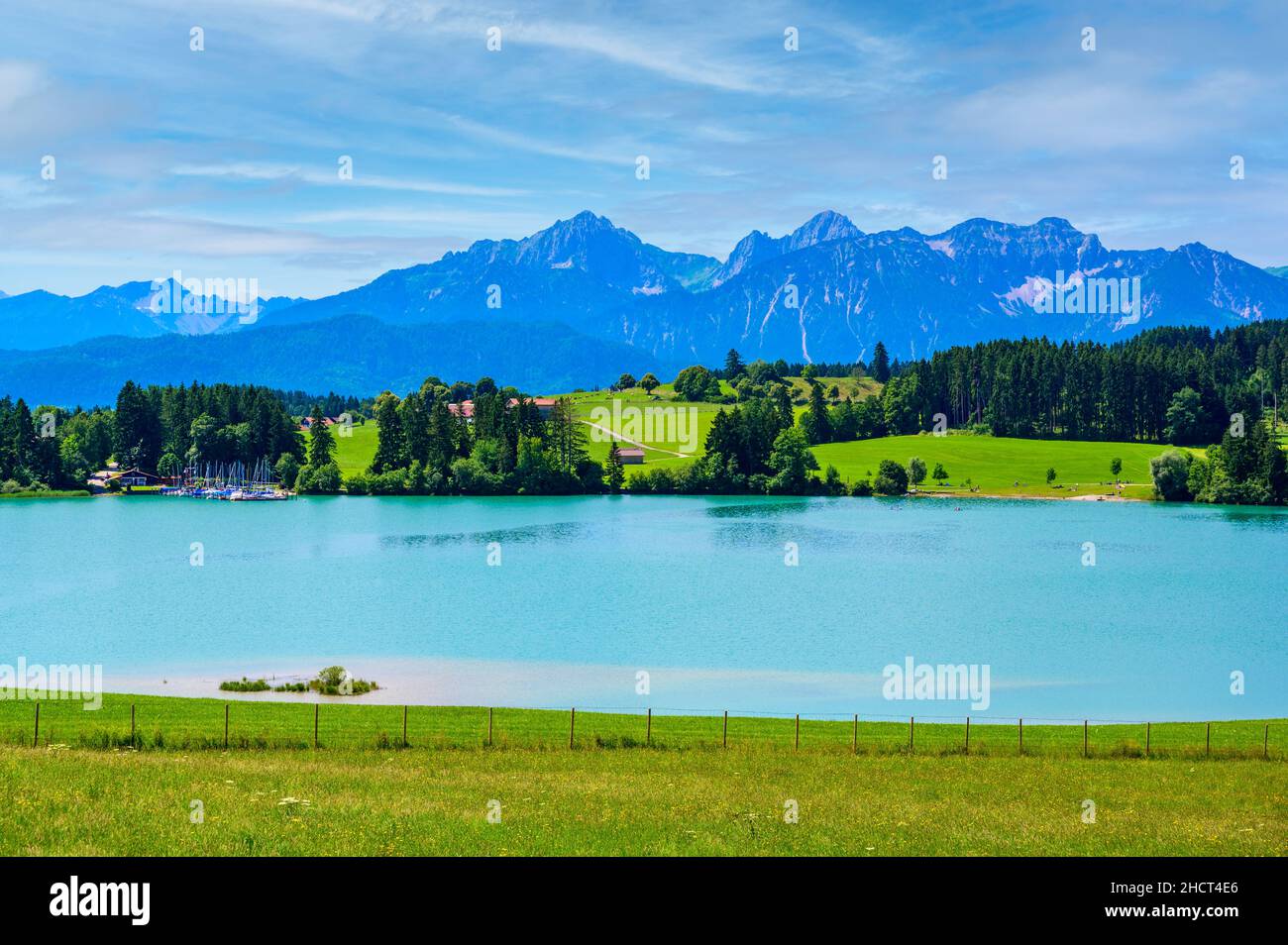 Forggensee - lac près de Fuessen dans de beaux paysages de montagne des Alpes d'Allgaeu, Bavière, Allemagne Banque D'Images