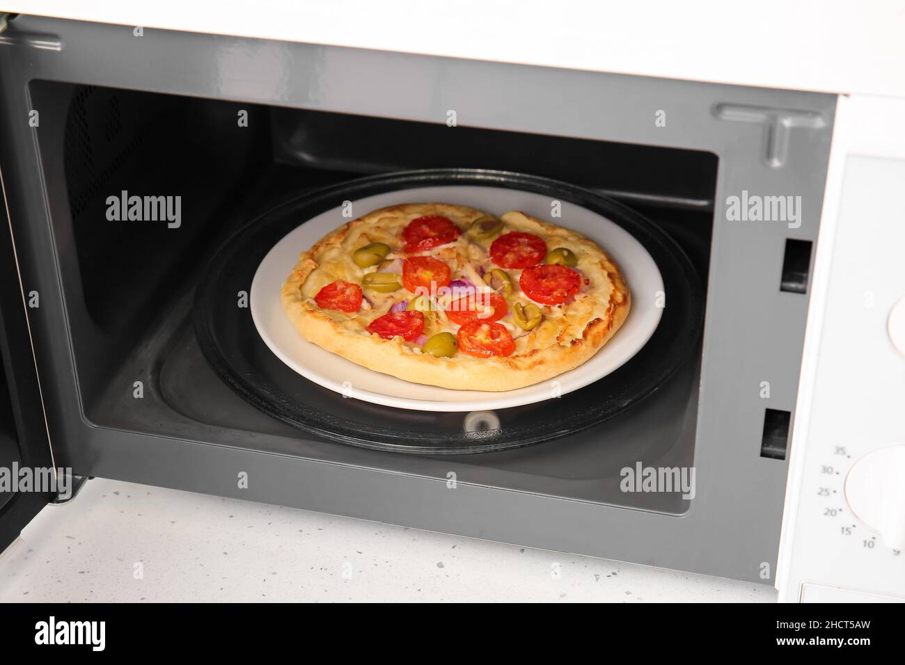 Assiette avec pizza au four à micro-ondes moderne sur le comptoir, gros  plan Photo Stock - Alamy
