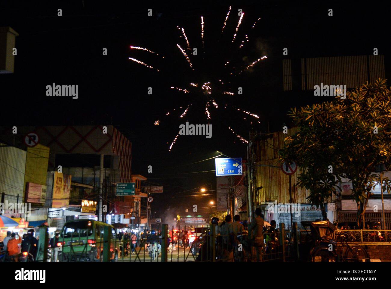 Bogor, Indonésie.01st janvier 2022.Peu de feux d'artifice à la veille du nouvel an alors que le gouvernement indonésien a interdit les feux d'artifice et la foule aux forces de l'ordre dans le cadre de la mesure visant à freiner la propagation de la variante Covid-19 Omicron à Bogor, Java Ouest, le 31 décembre 2021.(Photo par Adriana Adie/INA photo Agency/Sipa USA) crédit: SIPA USA/Alay Live News Banque D'Images