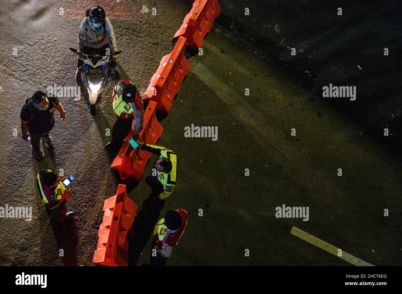 Bogor, Indonésie.31st décembre 2021.La police indonésienne garde les routes principales bloquées par une barricade à la veille du nouvel an alors que le gouvernement indonésien a interdit les feux d'artifice et les foules aux forces de l'ordre dans le cadre de la mesure visant à freiner la propagation de la variante Covid-19 Omicron à Bogor, à Java Ouest, le 31 décembre 2021.(Photo par Adriana Adie/INA photo Agency/Sipa USA) crédit: SIPA USA/Alay Live News Banque D'Images