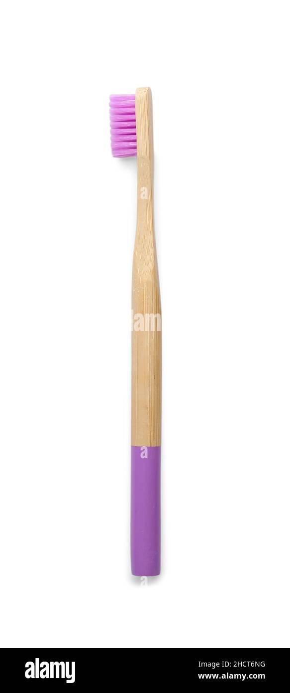 Brosse à dents en bambou violet sur fond blanc Banque D'Images