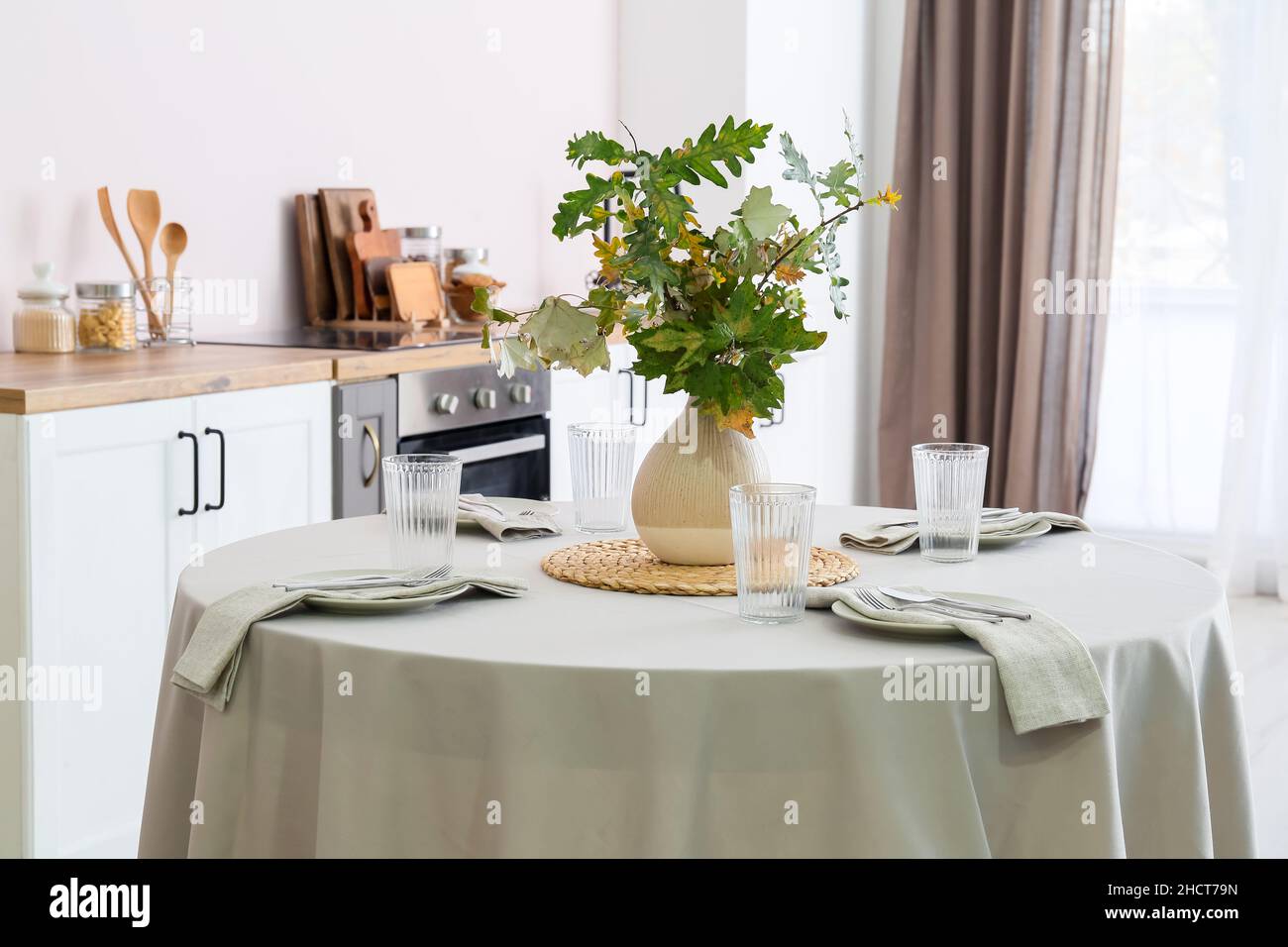 Table à manger avec décor et vase avec branches d'automne dans la cuisine  moderne Photo Stock - Alamy