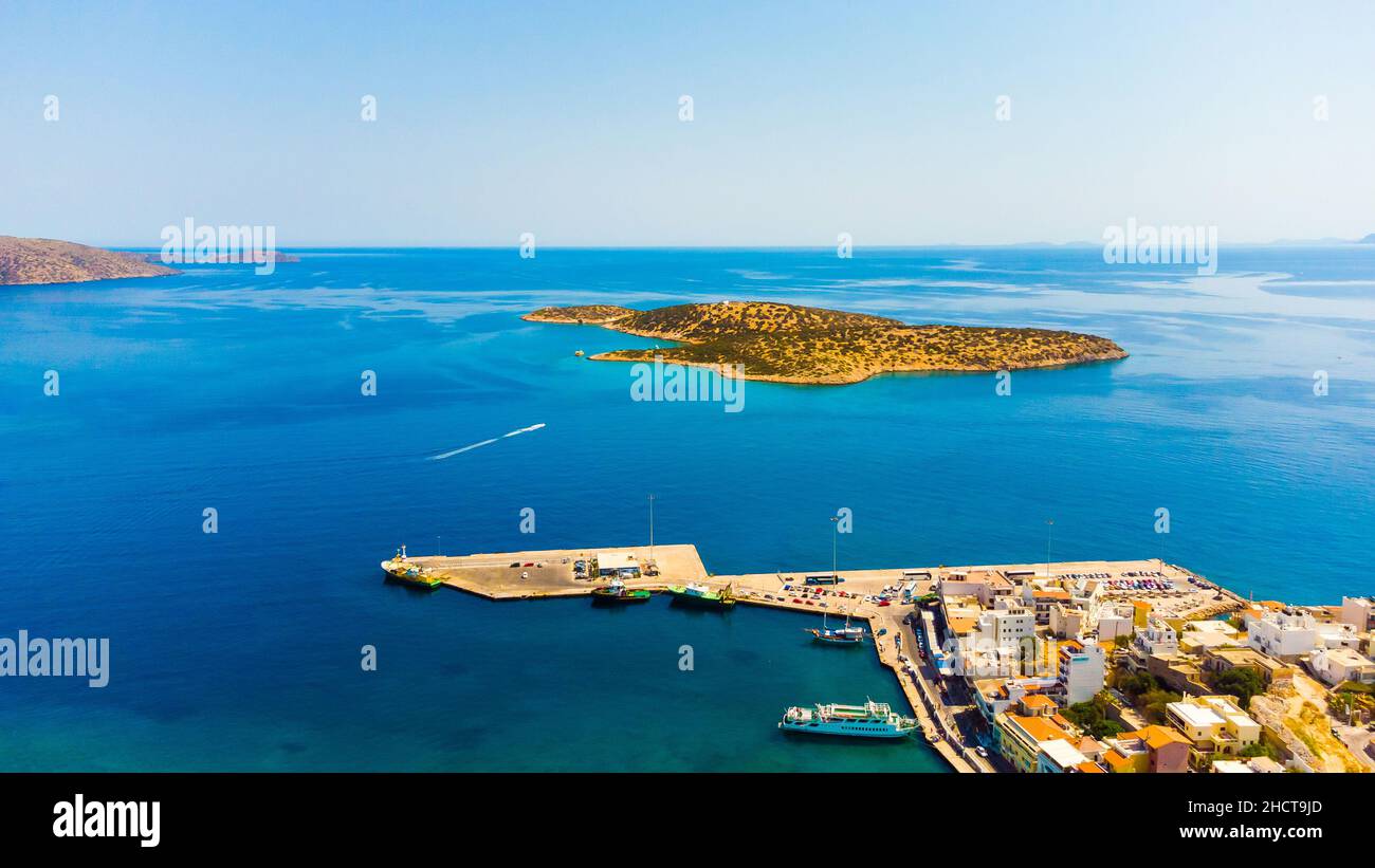 La statue de l'Europe est assise sur un taureau. Sculpture d'Europe, mère du roi Minos, à cheval sur un taureau à Agios Nikolaos, Crète, Grèce. Banque D'Images