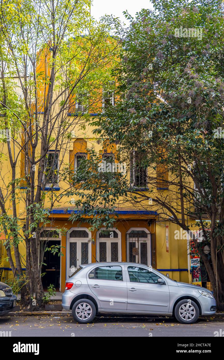 Plan vertical d'une voiture devant un bâtiment du 20th siècle Banque D'Images