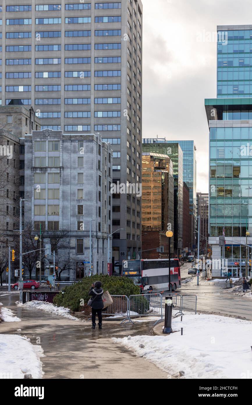 Ottawa, Canada - le 16 décembre 2021 : paysage urbain avec gratte-ciel au centre-ville d'Ottawa, rue Elgin et rue Slater immeubles d'affaires et de bureaux Banque D'Images