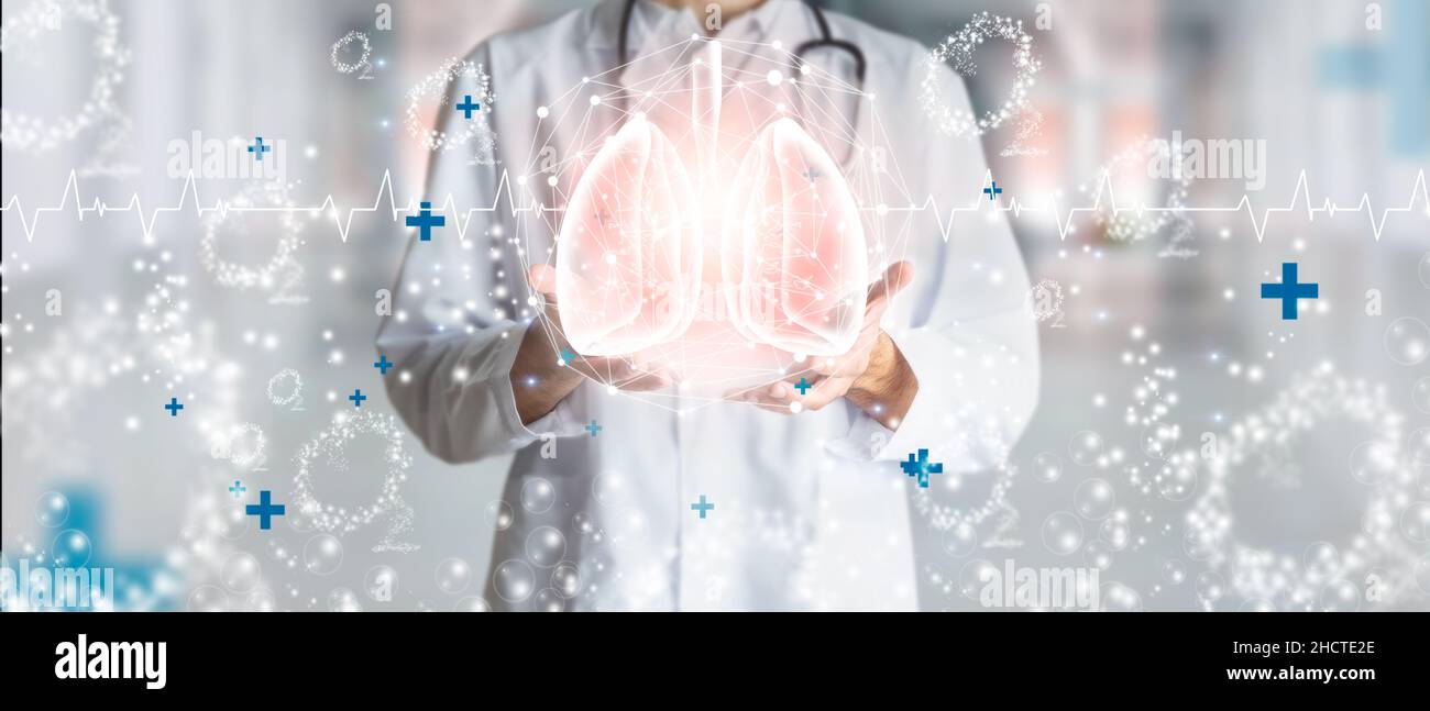 Médecin tenant un hologramme des poumons humains entouré d'oxygène comme concept de santé respiratoire. Banque D'Images
