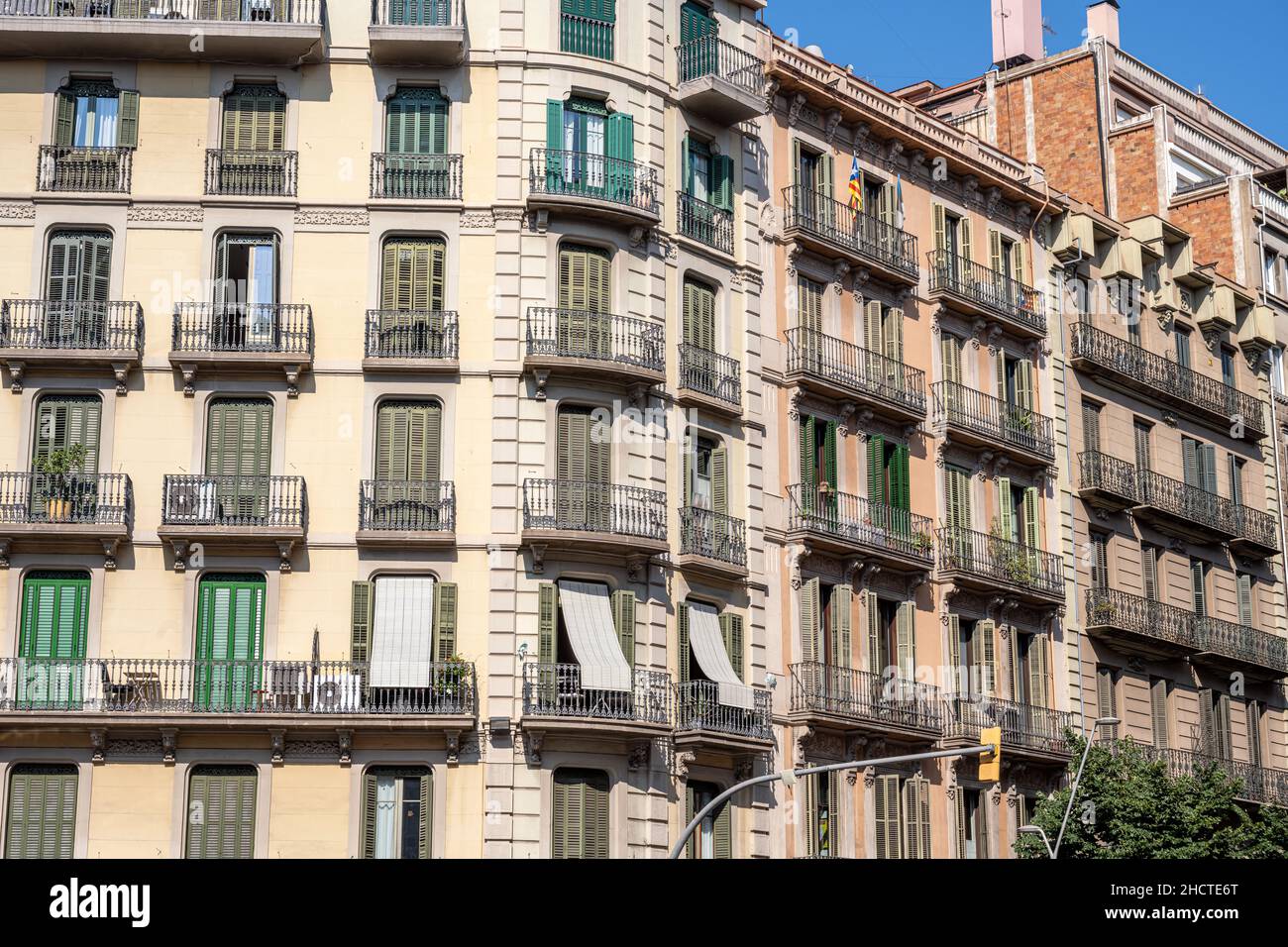 Vieux immeubles typiques d'appartements vus à Barcelone, Espagne Banque D'Images