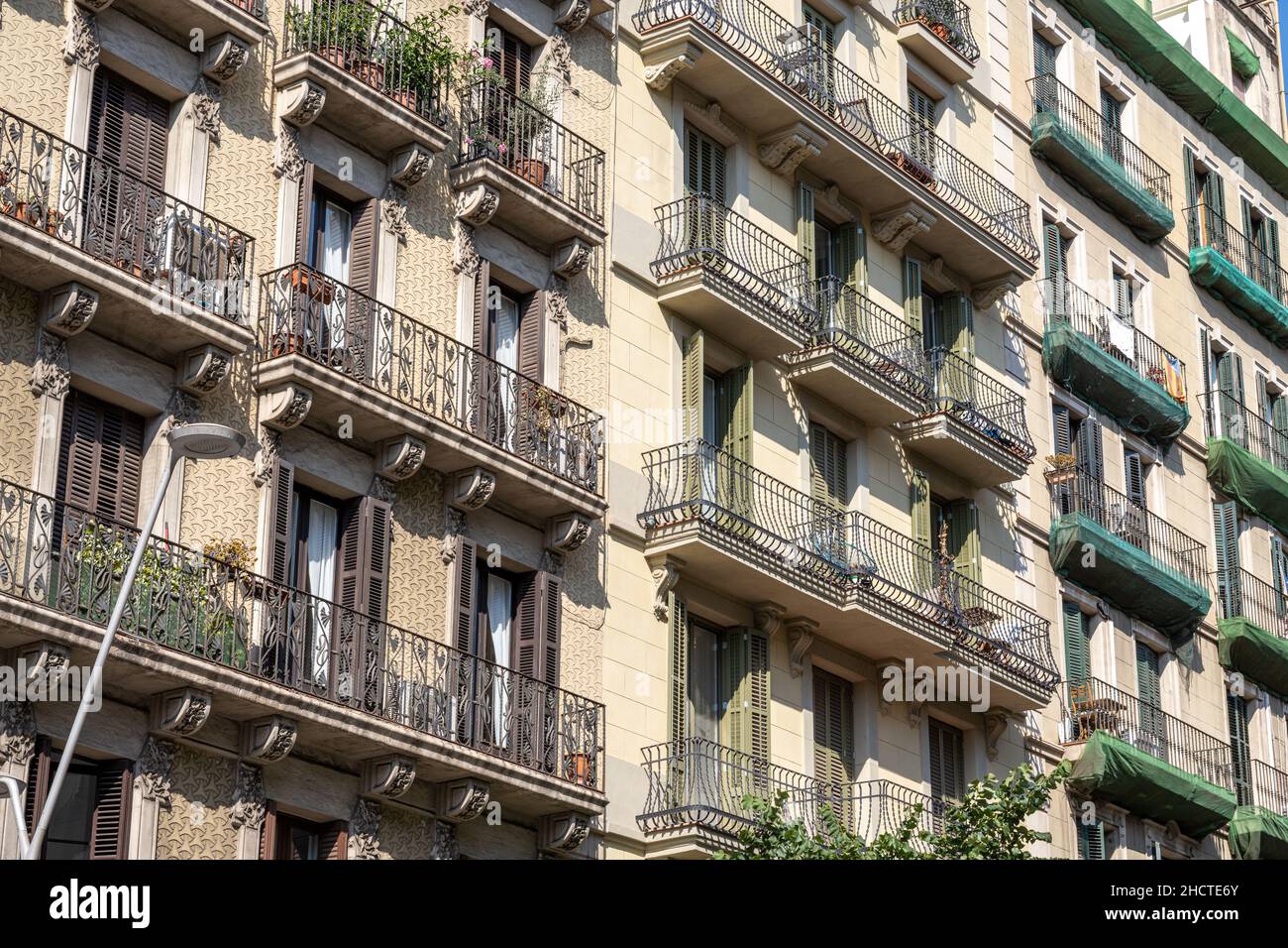 Façade typique d'un immeuble d'appartements vu à Barcelone, Espagne Banque D'Images