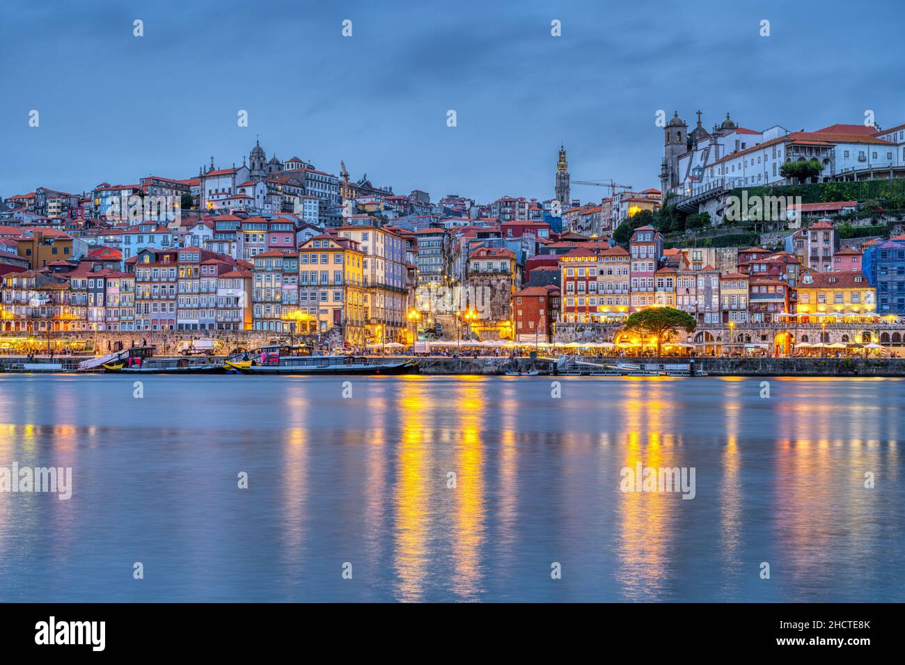 La belle vieille ville de Porto avec le fleuve Douro au crépuscule Banque D'Images
