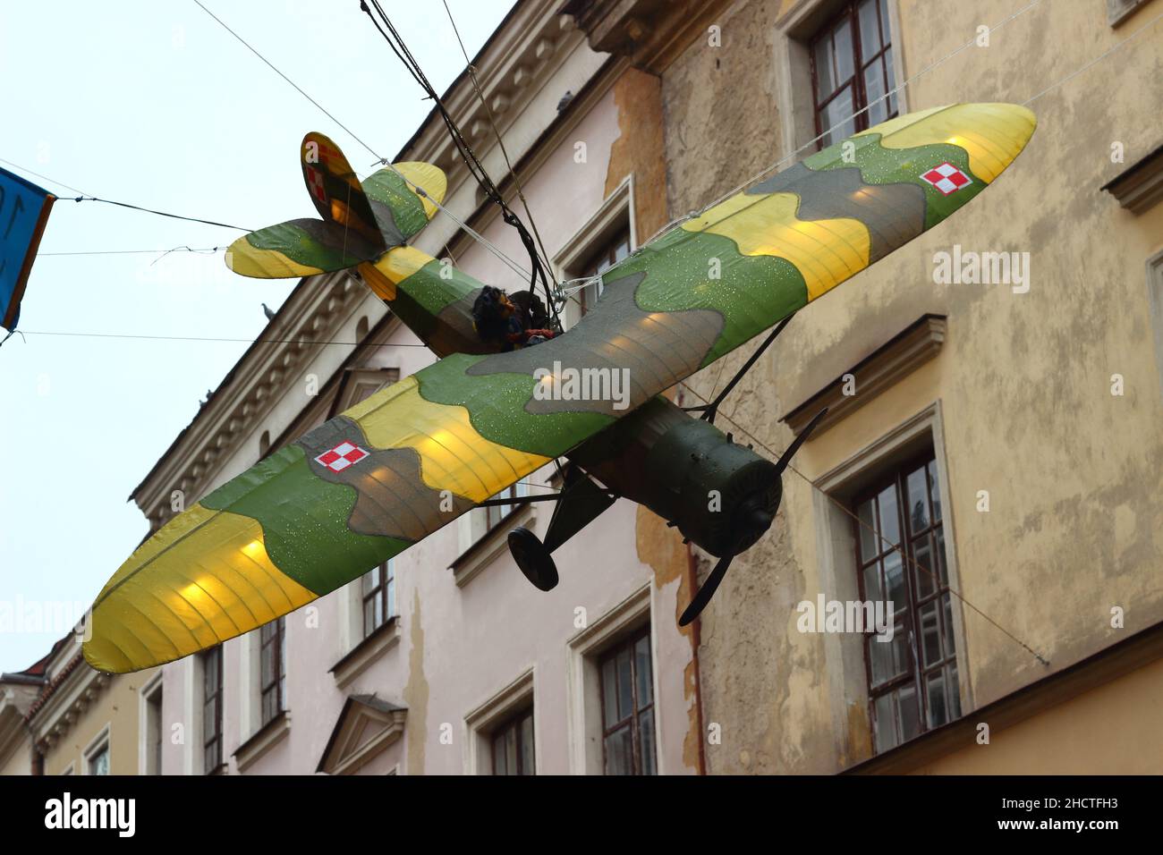 Prise de vue en contre-angle d'un modèle d'avion militaire à Lublin, en Pologne Banque D'Images