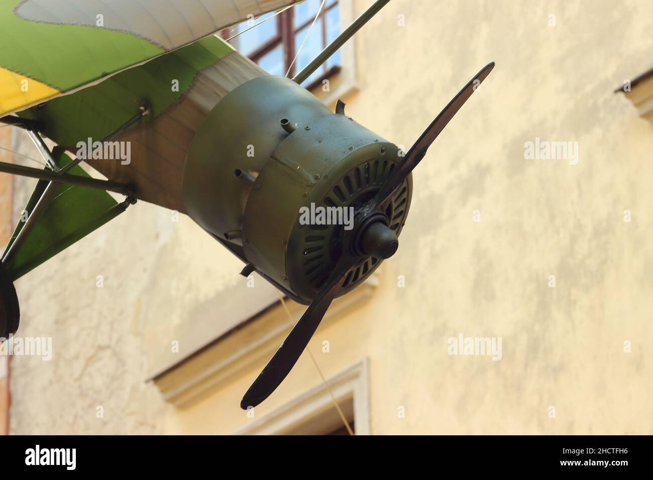 Prise de vue en contre-angle d'un modèle d'avion militaire à Lublin, en Pologne Banque D'Images