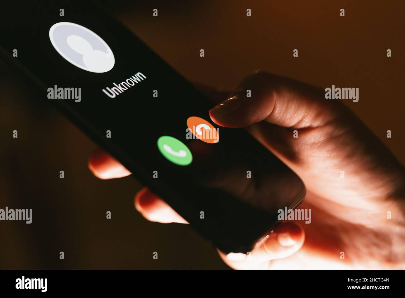 Gros plan des mains d'une femme avec un smartphone et un appel téléphonique entrant inconnu sur lui, fraude ou escroquerie Banque D'Images