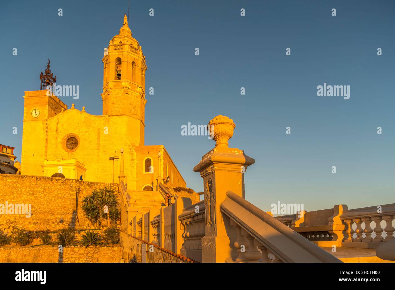 JEUNE COUPLE PRENANT SELFIE SUR L'ESCALIER FRONT DE MER SANT BARTOMEU I SANTA TECLA EGLISE SITGES COSTA DORADA CATALOGNE ESPAGNE Banque D'Images