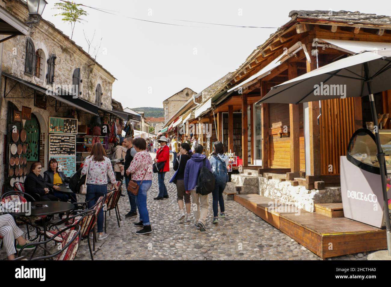 Mostar, Bosnie-Herzégovine, 7 octobre 2019 : les gens visitent la célèbre ville de Mostar.Rues anciennes avec des pavés en pierre.Concept et idée du tourisme. Banque D'Images