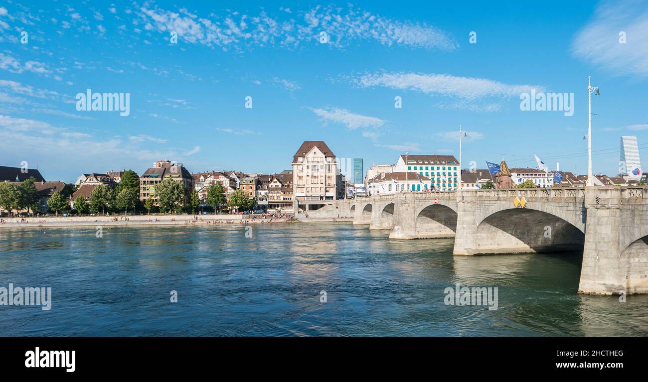 Vieille ville de Bâle avec pierre rouge cathédrale Munster sur le Rhin, en Suisse Banque D'Images