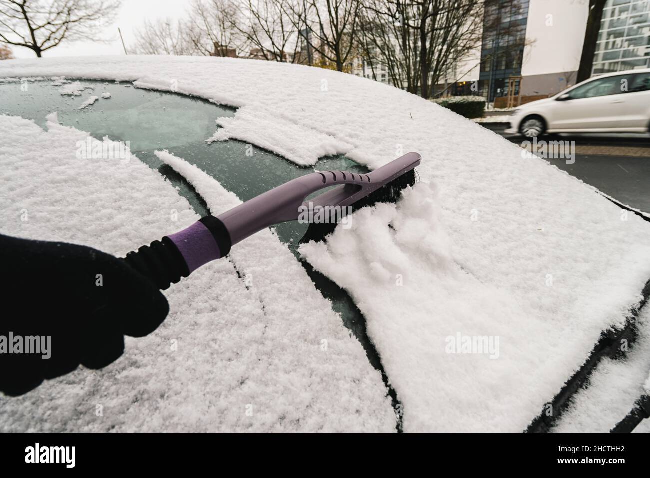 Retirer la neige de la voiture à l'aide d'une brosse Banque D'Images